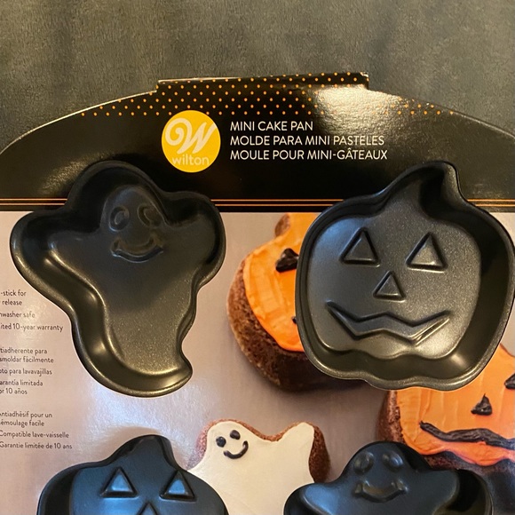 Wilton Halloween Mini-Cake/Cupcake Pan NWT - Picture 8 of 11